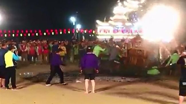 24人燒傷！信眾抬神轎走炭火連環摔