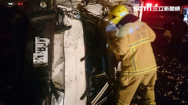 國道4車連環追撞　司機遭拋出車外亡
