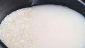 洗米水,米,煮飯　圖／翻攝自百度百科
http://image.baidu.com/search/detail?z=0&ipn=d&word=%E6%B4%97%E7%B1%B3&step_word=&hs=0&pn=6&spn=0&di=0&pi=&tn=baiduimagedetail&is=0%2C0&istype=2&ie=utf-8&oe=utf-8&cs=659536683%2C115