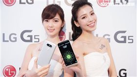 ▲可換電池的金屬機身　LG G5上市售價23900元。（圖／記者李鴻典攝）
