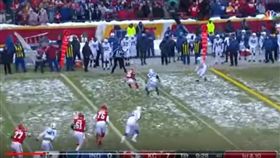 ▲酋長與小馬在雪地中戰鬥。（圖／取自比賽畫面）