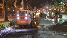 高雄副市長李四川深夜視察路面施工（圖／翻攝自高雄工務局）