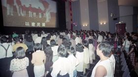 看電影起立唱國歌,電影院（圖／翻攝自爆怨公社）
