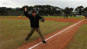 蘇貞昌於龍潭棒球場練球