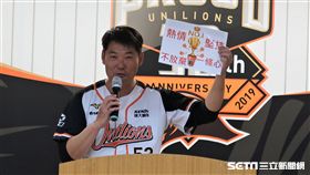 統一獅黃甘霖總教練準備手板勉勵全隊。（圖／記者王怡翔攝影）