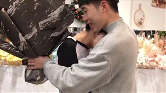 同志哥假換禮物真求婚　妹妹目睹淚崩