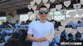 ▲富悍將領隊蔡承儒寫祈願板「All Grit」。（圖／記者蕭保祥攝影）