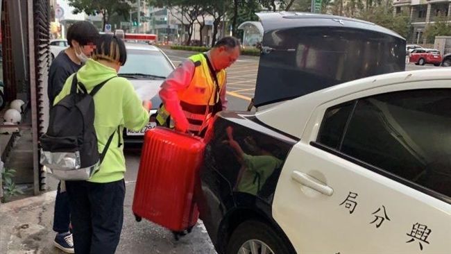 高雄警秒成人肉翻譯機　日籍夫妻驚呆