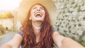 中獎,得獎,開心,興奮,喜悅,紓壓（圖／By Freepik）https://www.freepik.com/free-photo/happy-female-tourist-next-to-wall_3379402.htm