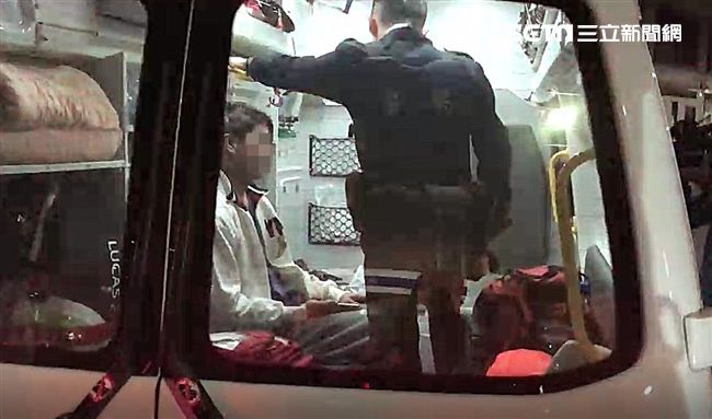 重掌摑兒勒妻脖　他遭民包圍2度毆打