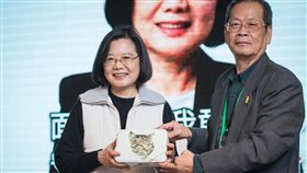 蔡英文總統13日出席「小英志工團尾牙餐會」。（圖／翻攝蔡英文臉書）