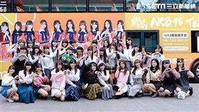 AKB48 Team TP全體33位成員與觀光巴士合照。（圖／好言娛樂）