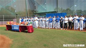 ▲富邦悍將春訓拜拜。（圖／記者蕭保祥攝影）