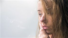 分手,傷心,難過,憂鬱,悲傷,心情低落,憂愁,煩惱,躁鬱（圖非新聞當事人／攝影者 Dragana_Gordic／翻攝自Freepik
）

https://www.freepik.com/free-photo/lonely-girl-near-window-thinking-about-something-beautiful-sad-lonely-girl-sitting-near-the-win