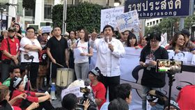 泰國遲未公布大選日期　民眾抗議籲儘速舉行泰國軍政府遲遲未確定大選日期，數百人13日聚集在曼谷鬧區，要求政府最遲必須於3月10日舉行大選。中央社記者呂欣憓攝　108年1月13日