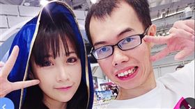 鄧佳華以往都喜歡只找正妹、模特兒合照。（圖／翻攝自臉書）