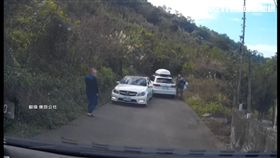 兩輛豪車擦撞...車主堅持等警 擋道怒嗆!