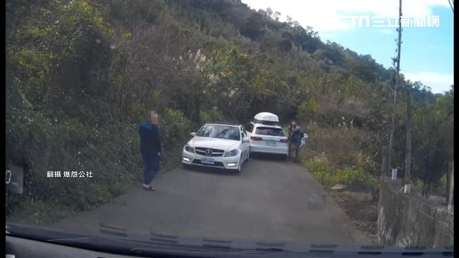 小車禍堅等警來不讓！後方駕駛火了