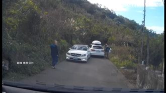 小車禍堅等警來不讓！後方駕駛火了
