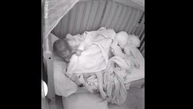 不要著涼喔！妹妹幫大狗狗蓋被被　人狗互動超溫馨（圖／翻攝自UNILAD臉書）