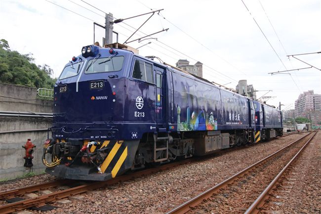 大阪風！「藍武士號」、「日台友誼號」彩繪列車運行台灣│ 旅遊