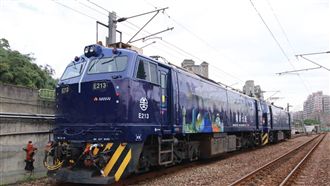 台鐵變身南海藍！「台日友誼號」首航