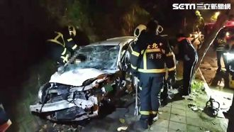 過彎失控自撞　休旅車全毀駕駛重傷