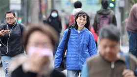 北台灣多雲　早晚各地稍涼（1）中央氣象局表示，13日北台灣以多雲天氣為主，中南部則是多雲到晴，早晚各地稍涼，清晨觀測低溫中部以北及東北部約攝氏16至18度，南部及花東約19、20度。圖為走在台北街頭的民眾穿著保暖外套禦寒。中央社記者吳翊寧攝　108年1月13日