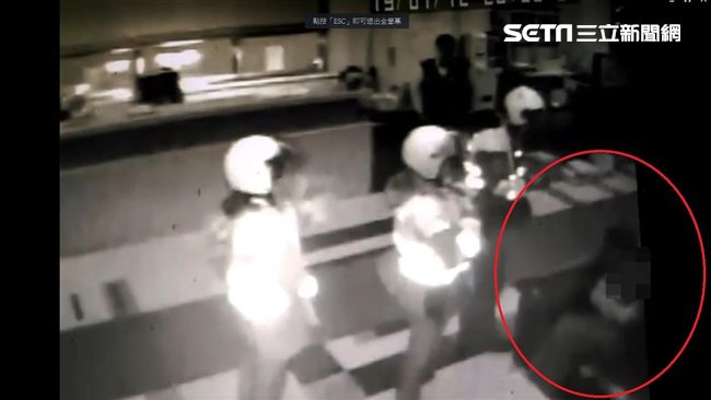 「擊敗樣」曝光！肉圓惡爸爽翹二郎腿