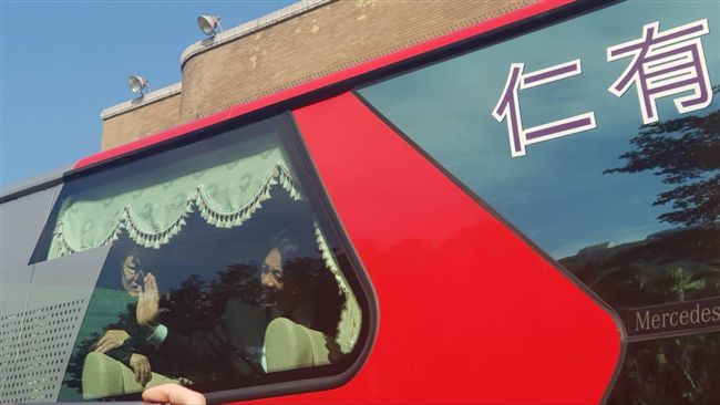卸下閣揆重擔　賴清德笑搭遊覽車離去