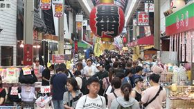 日本黑門市場迎萬名遊客　與在地共存共榮日本「黑門市場」位於西日本最大的城市大阪市，與大阪繁華街區心齋橋、道頓堀連成一片觀光鬧區，人潮絡繹、生氣勃勃，無論是新鮮的漁獲蔬果甚至外帶熱食，都能在主幹道約350公尺長的商店街一網打盡。中央社記者徐肇昌攝　107年7月22日