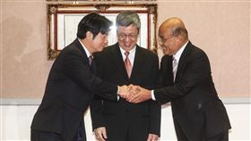 行政院長交接  賴清德蘇貞昌握手致意行政院14日上午舉行交接典禮，由副總統陳建仁（中）擔任監交人，卸任行政院長賴清德（左）和新任行政院長蘇貞昌（右）握手致意。中央社記者謝佳璋攝  108年1月14日