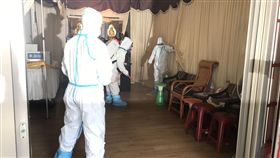 高市府會勘往生8個多月遺體（1）高雄市政府衛生局疾病管制處等相關單位人員16日做好安全防護，赴陳家會勘已往生8個多月未下葬的陳姓老翁遺體，希望協助陳家人盡快將死者遺體安葬。（殯葬處提供）中央社記者王淑芬傳真　107年10月16日