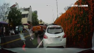 開到一半腦中風　駕駛失控連撞5車！