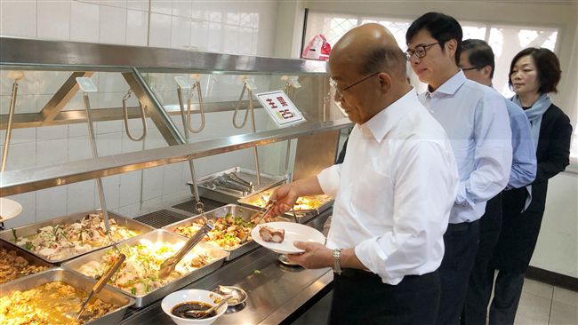 蘇貞昌回鍋　中午到員工餐廳吃自助餐