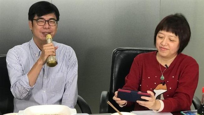 陳其邁剛上任　竟送韓國瑜這份禮告白