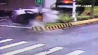 吸毒恍神？駕駛自撞安全島彈飛撞公車