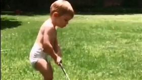 ▲還包著尿布打高爾夫的嬰孩，是否能成為伍茲接班人？（圖／翻攝自臉書）