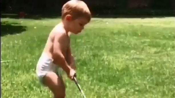 高球／尿布弟是前球王伍茲接班人？