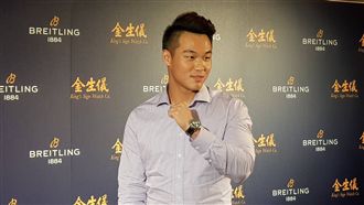 日職／精品錶一日店長　王柏融變立牌