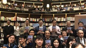 馬英九台中新書簽名會　與支持者合影前總統馬英九（3排右3）13日到台中舉辦新書「八年執政回憶錄」簽名會，吸引大批民眾到場支持，馬英九也與支持者們開心合影。中央社記者趙麗妍攝　108年1月13日