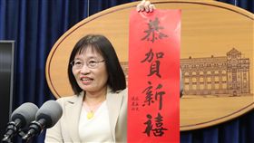 總統府公布108年春聯總統府14日公布108年春聯、紅包袋及福袋樣式，發言人張文蘭（圖）說明春聯賀詞「恭賀新禧」的設計理念。中央社記者吳翊寧攝　108年1月14日