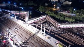 普悠瑪列車事故　車廂翻覆變形嚴重台鐵由樹林開往台東的6432次普悠瑪列車，21日行駛於蘇澳新馬車站時突然發生出軌翻覆意外，截至晚間9時30分，共22人死亡、171人受傷送醫。從車廂嚴重變形程度可知事發當時衝擊力道猛烈。中央社記者孫仲達攝　107年10月21日
