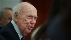 美國紐約冷泉港實驗室今天撤銷諾貝爾獎得主、去氧核醣核酸（DNA）之父華森所有榮銜，因為他發表「應受譴責」的言論，聲稱種族與智商息息相關，歧視黑人。（圖／翻攝自@zyiteblog推特）