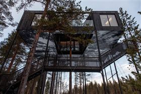旅行紓壓，位在瑞典北部哈拉斯森林裡的「樹屋旅館」，旅館主人找來建築師，設計出7款造型不同的樹屋，高高懸在離地3公尺高的樹林間，房客想睡覺時，還要用爬的爬進屋內。（圖／翻攝自treehotel臉書）