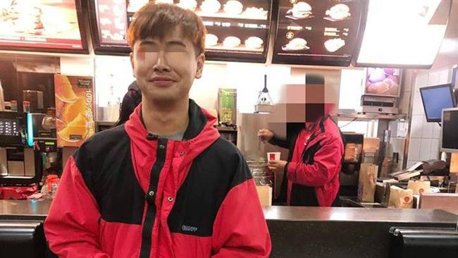 他穿昂貴風衣出門　一進速食店秒尷尬