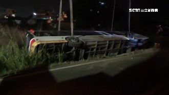 代班不熟路況！客運90度犁田翻車