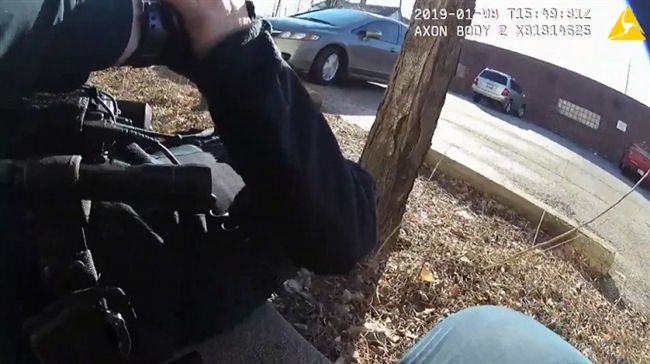 女警抓通緝犯中槍　全因豬隊友被狗吠