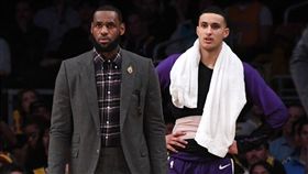 ▲詹姆斯受傷高掛免戰牌只能穿著西裝在場邊當啦啦隊。（圖／翻攝自推特）