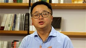 接任民進黨秘書長　羅文嘉盼改變政黨預定出任民進黨秘書長的羅文嘉14日指出，現在政治人物最大問題就是與社會脫節，活在自己世界、活在系統裡，這兩天有些朋友不贊成他接下這工作，認為他改變不了民進黨，羅文嘉說，他知道這是困難的事，但「我準備去試」。中央社記者郭日曉攝　108年1月14日